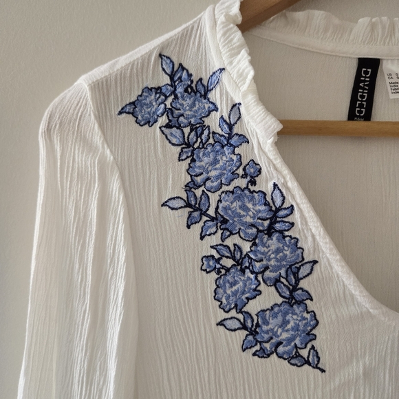 BNWOT H&M blue floral applique white blouse size 0 fits size small - Picture 2 of 10